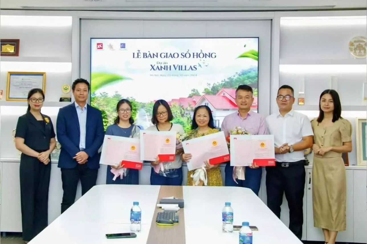 Xuân Cầu Holdings trao Sổ Hồng cho những khách hàng mua dự án Xanh Villas